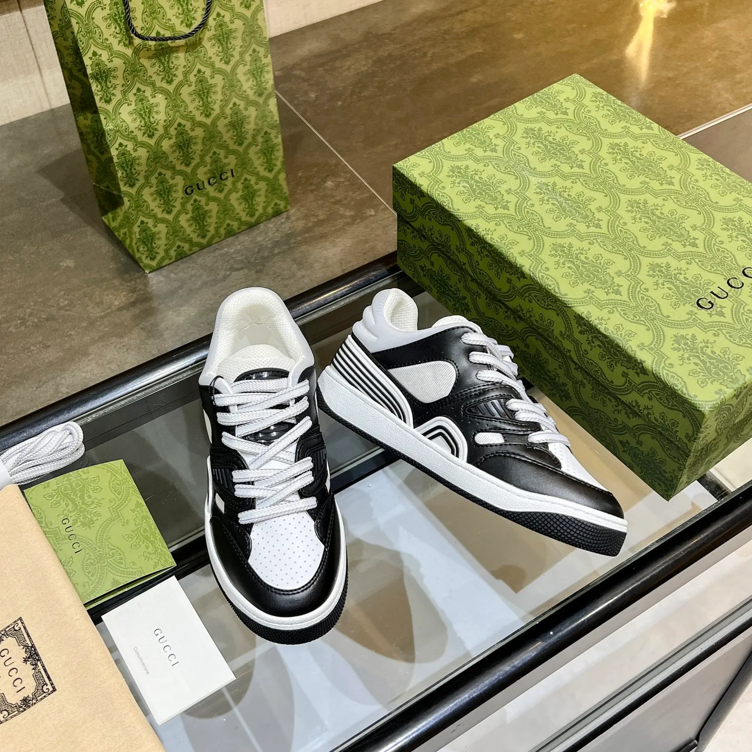 👟👟Ex-factory price 600👟👟 Men's size +10 high version, the top version of 2022 Gucci low-top sneakers! The new colors are reproduced one to one. New style for early spring, creating a perfect style💣💣💣street style🔥🔥🔥cool and trendy C-level fashionable outfit with a retro and futuristic feel🌹🌹🌹classic boot shape + British color-blocking design, super eye-catching. Various leather splicing, original reverse mold last type, imported high-end knitting needles showing exquisite texture! Open mold to customize high-density TPU outsole. 15 colors come out first. Size: Female 35-41 Male 39-46